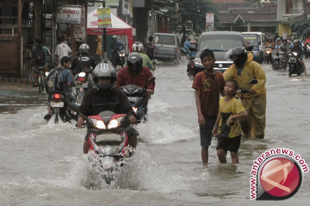 Banjir Akibatkan Sebagian Jalan di Pangkalpinang Macet Total