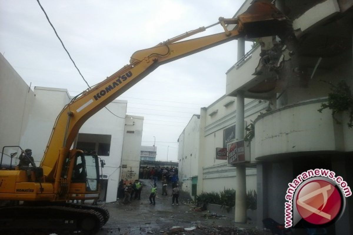 Penggusuran Kalijodo, Kafe Daeng Aziz paling pertama dirubuhkan