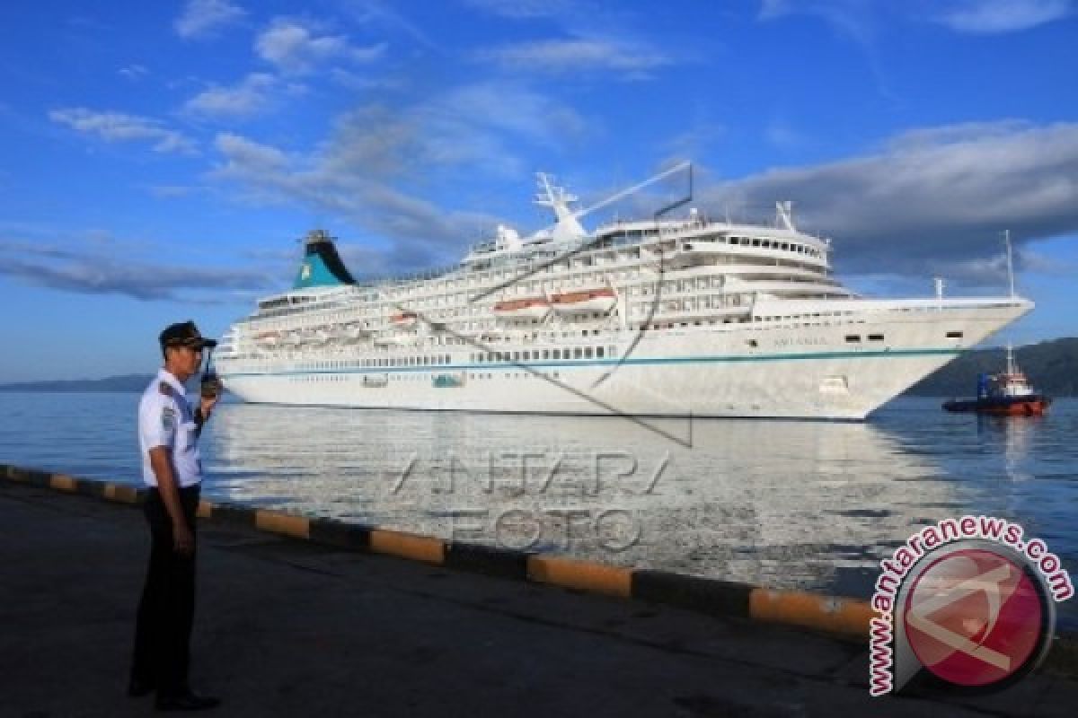 Kapal Artania Singgahi Kota Ambon