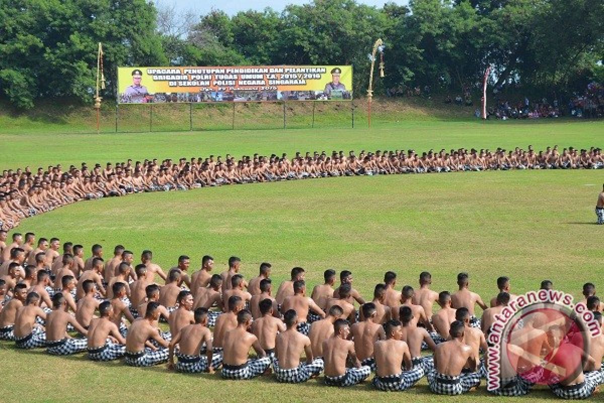 1.027 Brigadir Polisi Singaraja Menari Kecak Massal 