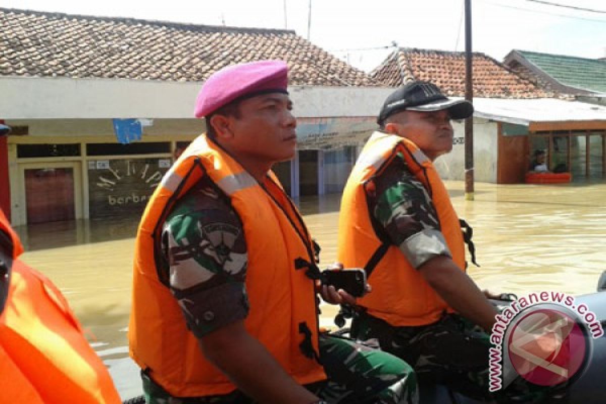Lanal Batuporon Bantu Korban Banjir Sampang