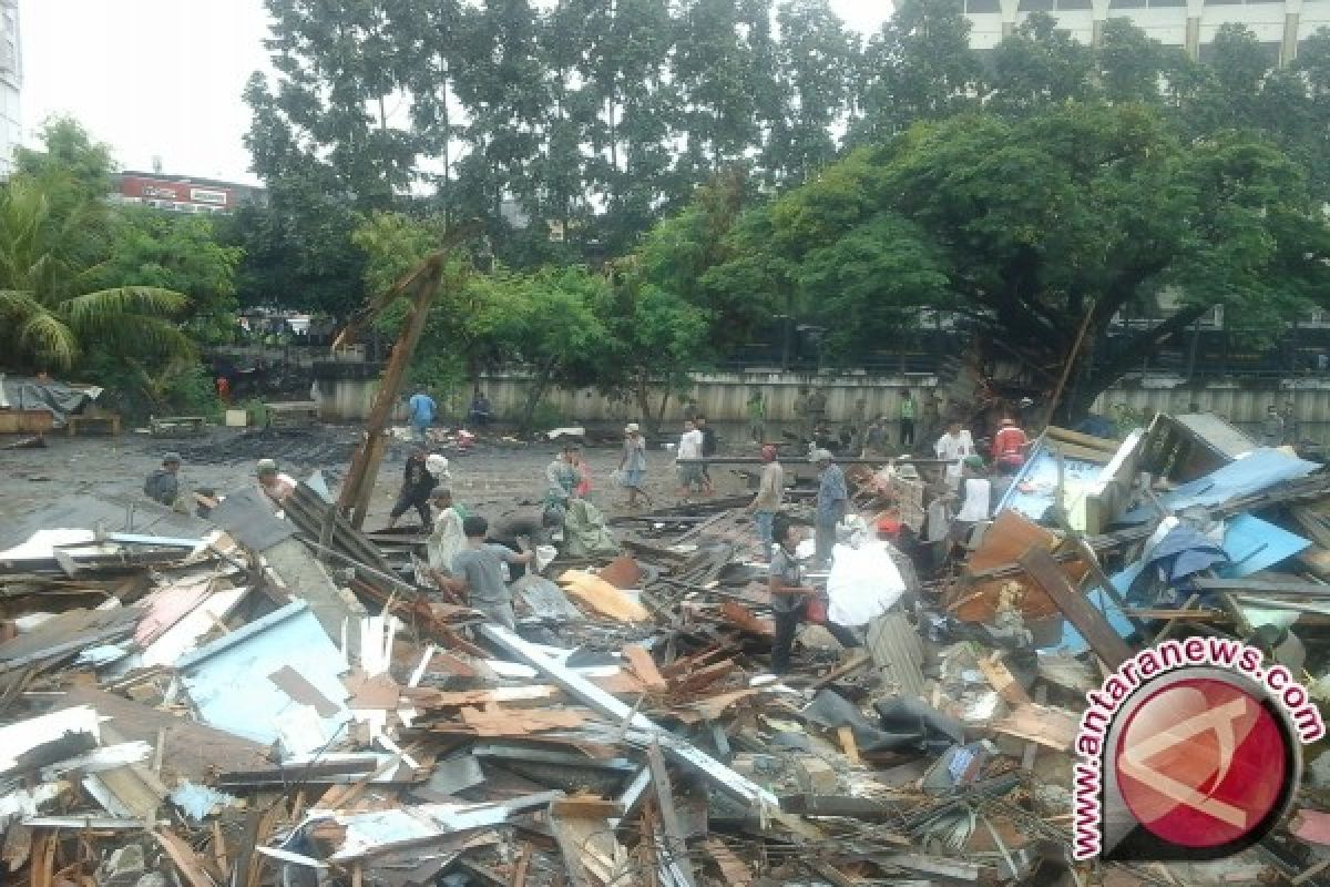 Pemulung Serbu Sisa Reruntuhan Bangunan Kalijodo