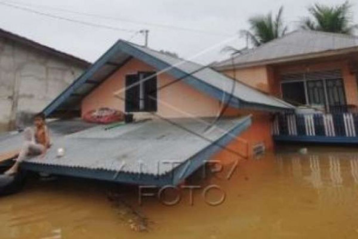 Lalu Lintas Riau-Sumbar Masih Lumpuh Akibat Banjir Hingga Senin Malam