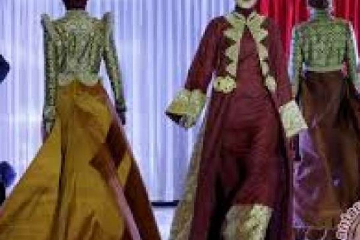 Hebat, Dian Pelangi Desainer Muslim Pertama di London Fashion Week