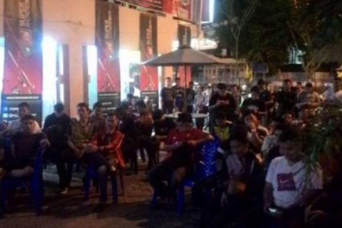 Sekarang Fans MU Pekanbaru Nobar di Indomaret Simpang Pangeran Hidayat