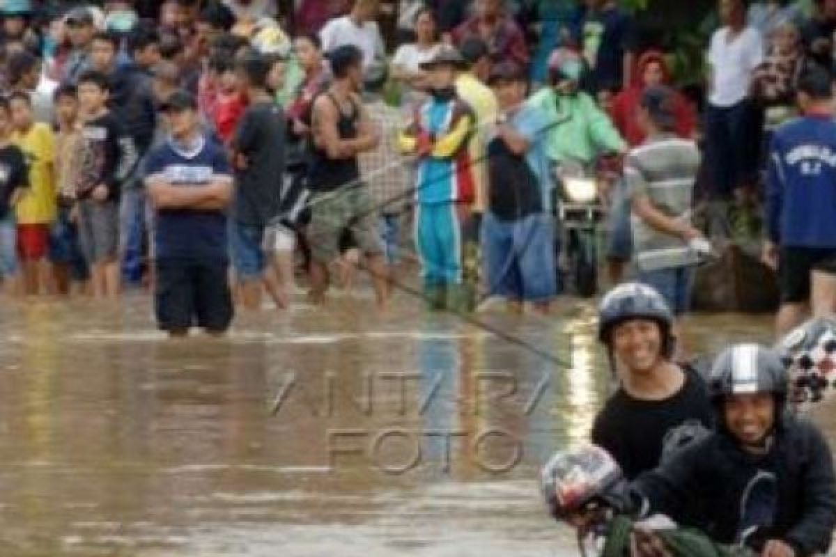 Kisah Foto Antara, Senyum Lepas di Tengah Banjir Sumbar