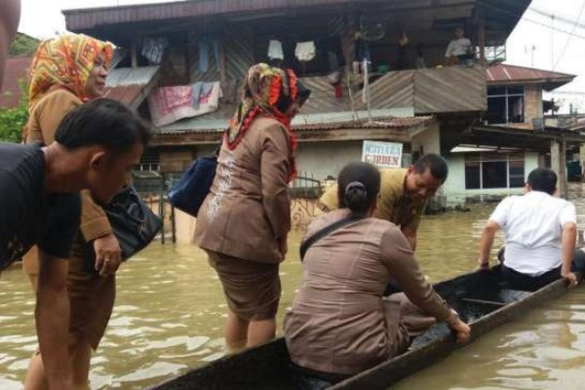 Disdik Riau Salurkan Buku Pelajaran bagi Siswa Korban Banjir