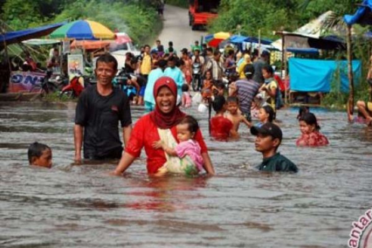 Salurkan Bantuan, Mensos Khofifah Rasakan Banjir Luapan Sungai Kampar
