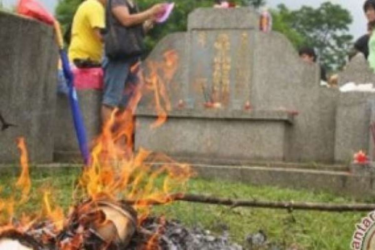 Warga Tionghoa Mulai Laksanakan Ritual Ceng Beng, Doakan Arwah Leluhur