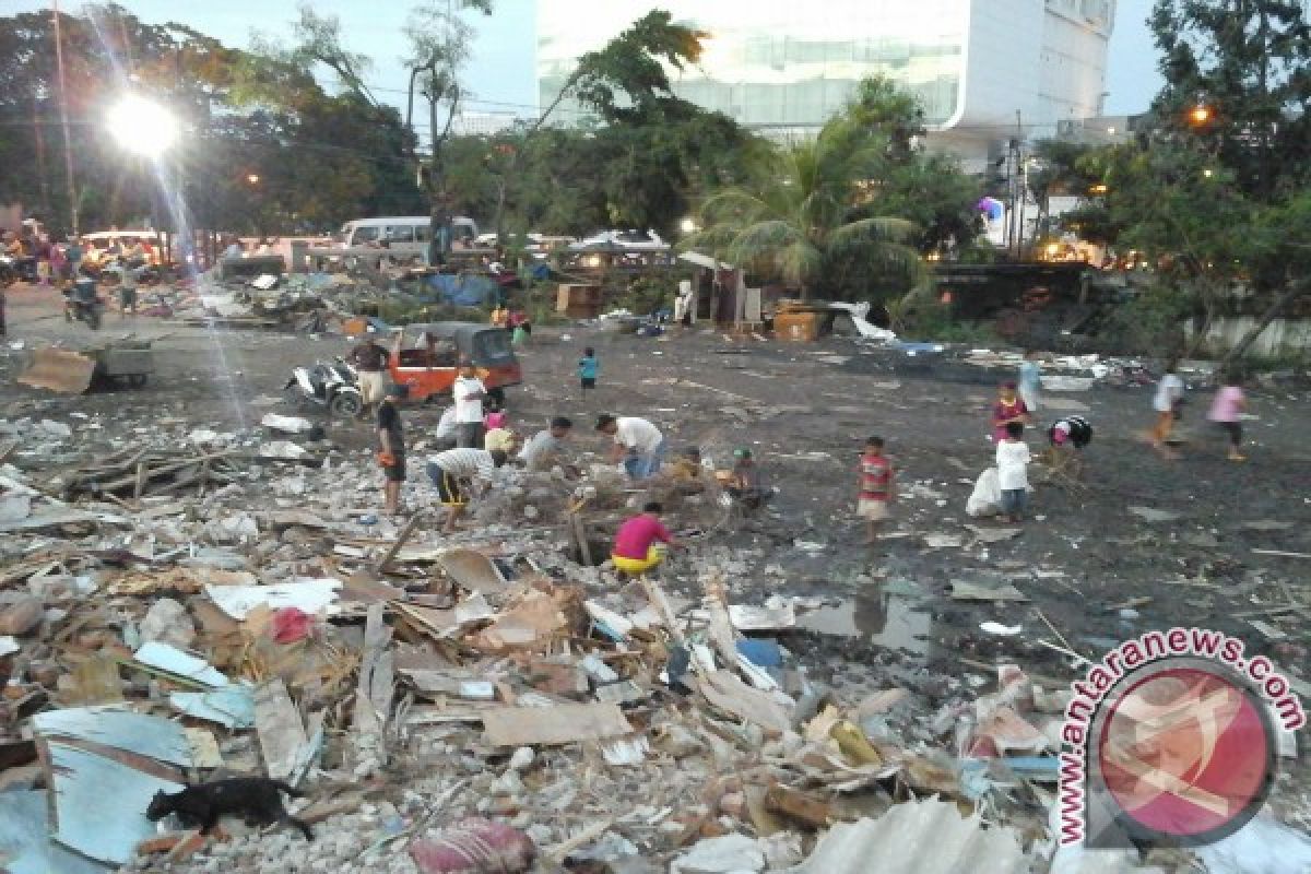 Hingga malam, warga masih mengais besi bekas Kalijodo