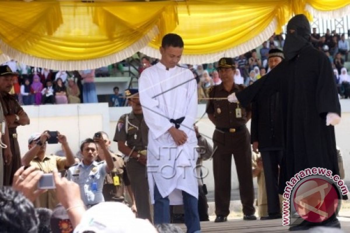 Belasan orang Aceh dicambuk karena langgar syariat Islam 