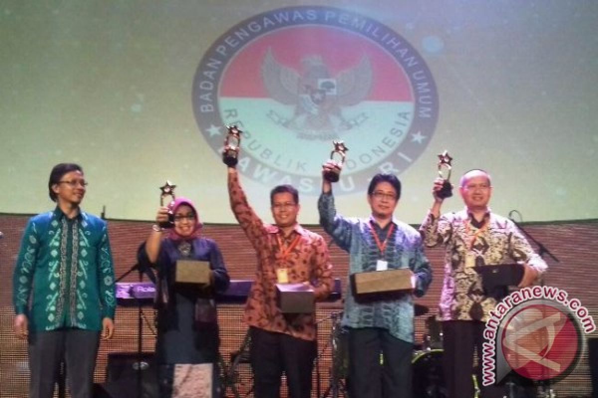 Bawaslu Jatim Terima Anugerah 