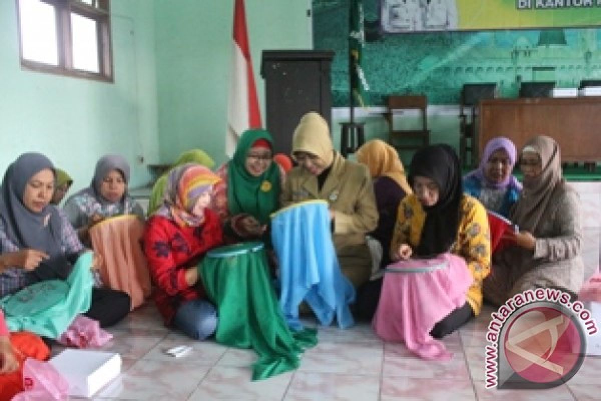 Disperindag Probolinggo Latih Muslimat-Fatayat NU Kerajinan Sulam Pita
