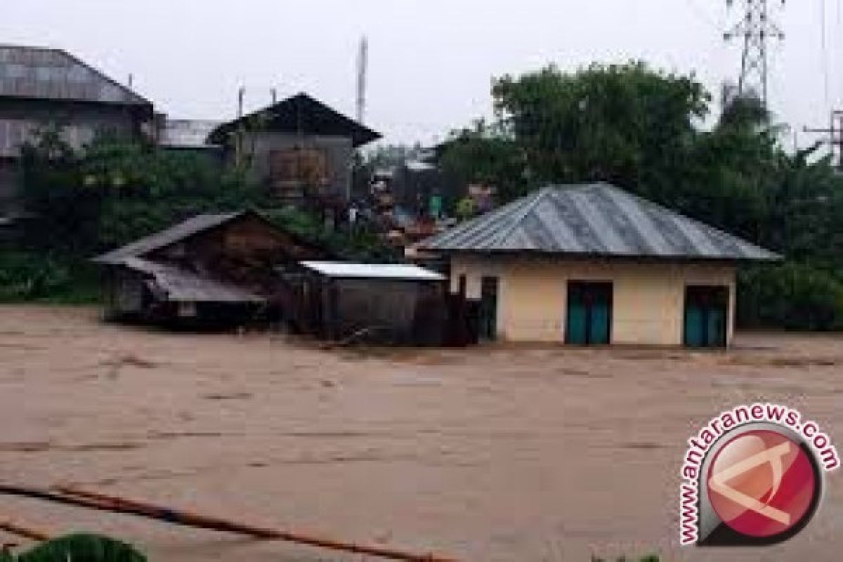 Delapan wartawan terjebak banjir bandang di Pasangkayu, Sulbar