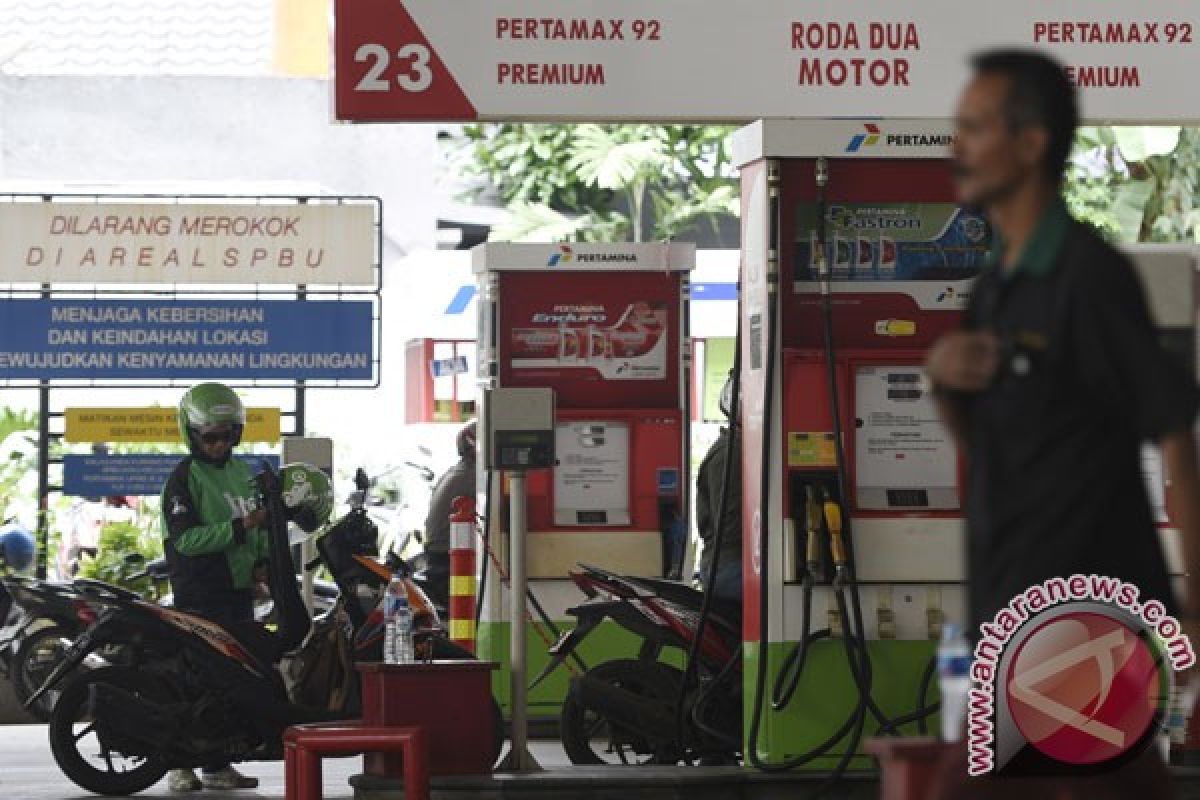 Govt cuts premium gasoline, diesel oil prices