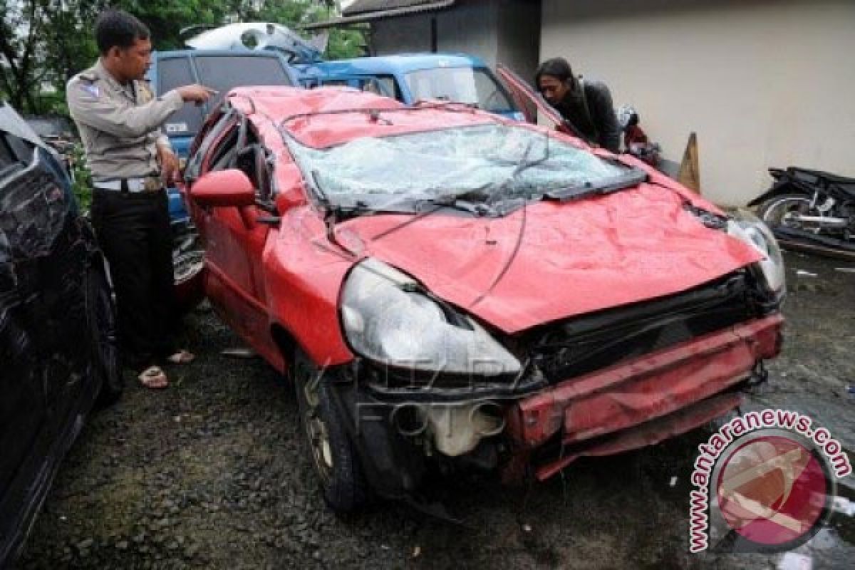 Mobil Terjun Dari Parkir Sebabkan Dua Tewas