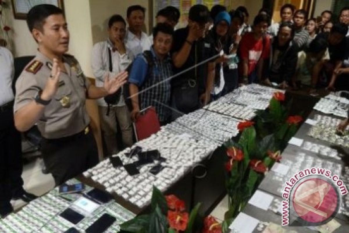 Avsec Makassar Gagalkan Ribuan Obat Daftar "G" 