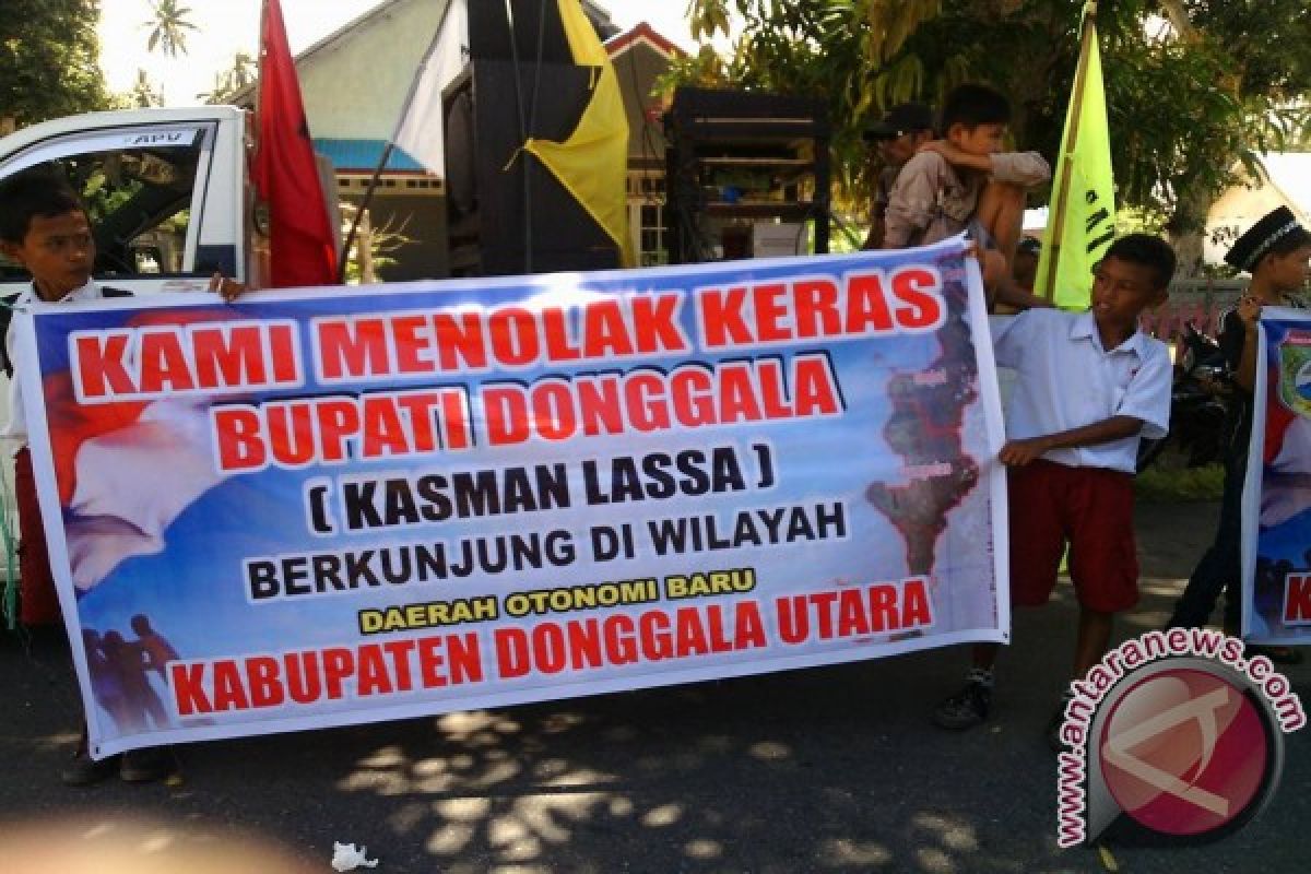 Warga Donggala Utara Hadang Bupati