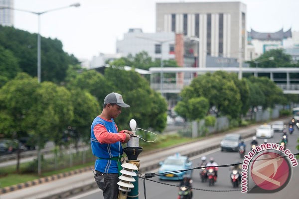 Jakbar pasang lampu jalan Kampung Kunir akhir tahun