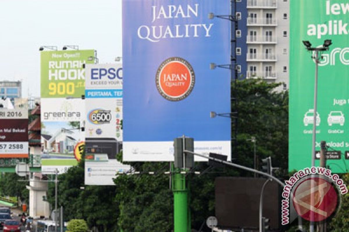 Petugas segel empat papan reklame di Jakpus