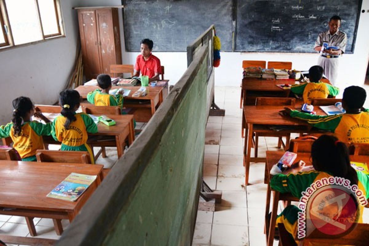 Orangtua diimbau antar anak  sekolah