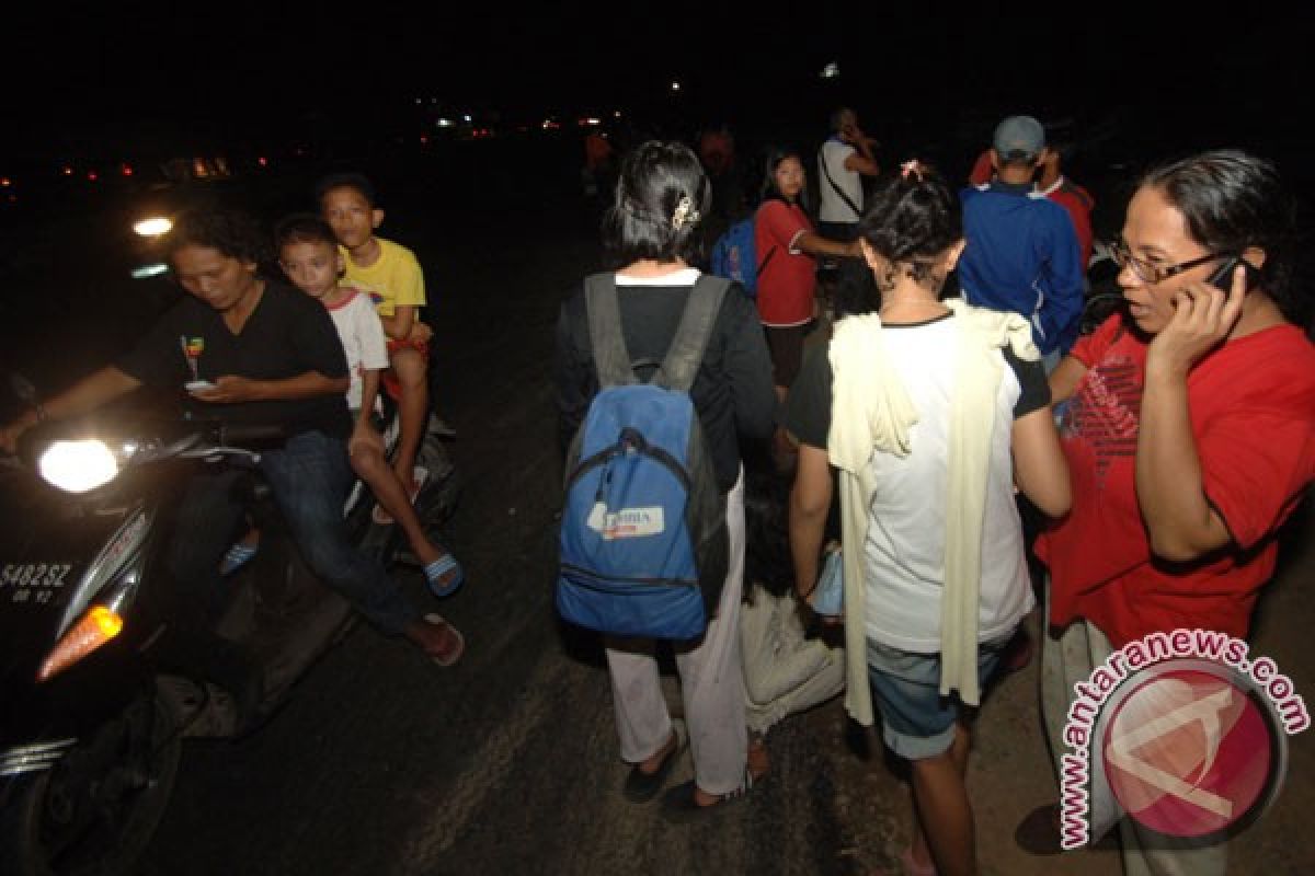 Warga Padang berhamburan akibat gempa