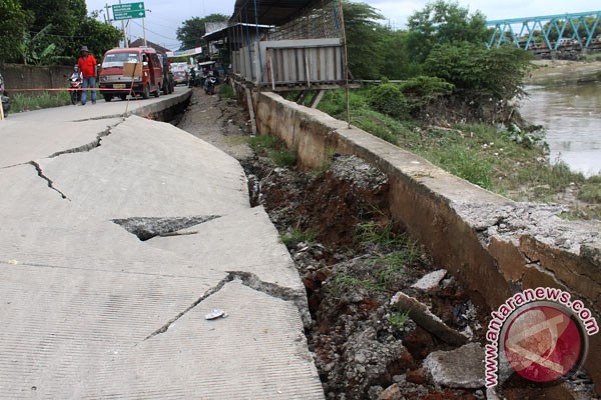 Jalan lintas Kaltim-Kalimantan Utara ambles