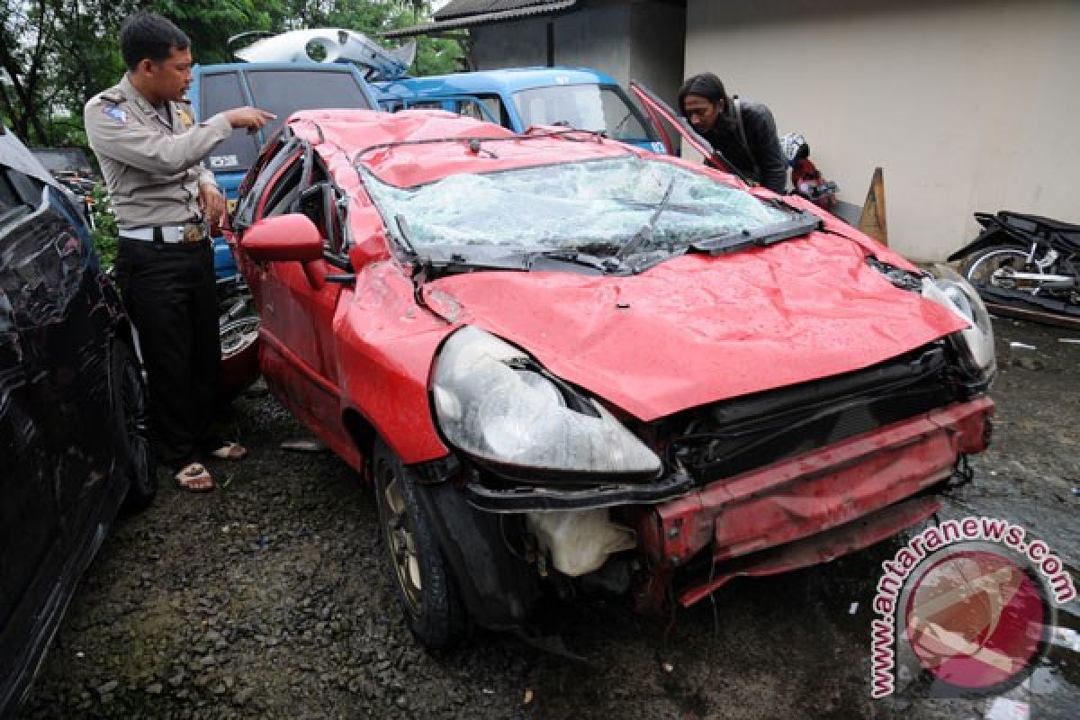 Mobil terjun dari parkir Depok Town Center, dua tewas