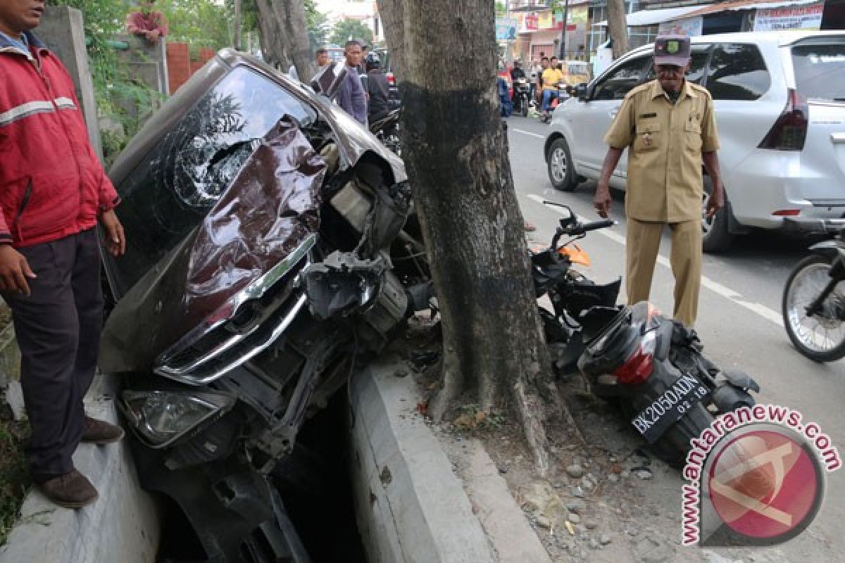 Polisi : pengemudi mobil jatuh mengaku hilang kendali