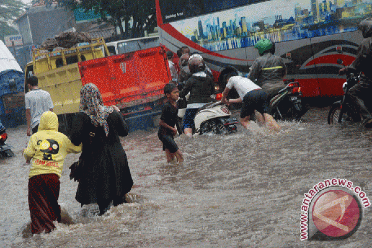 Jalan raya Bandung-Garut terendam banjir