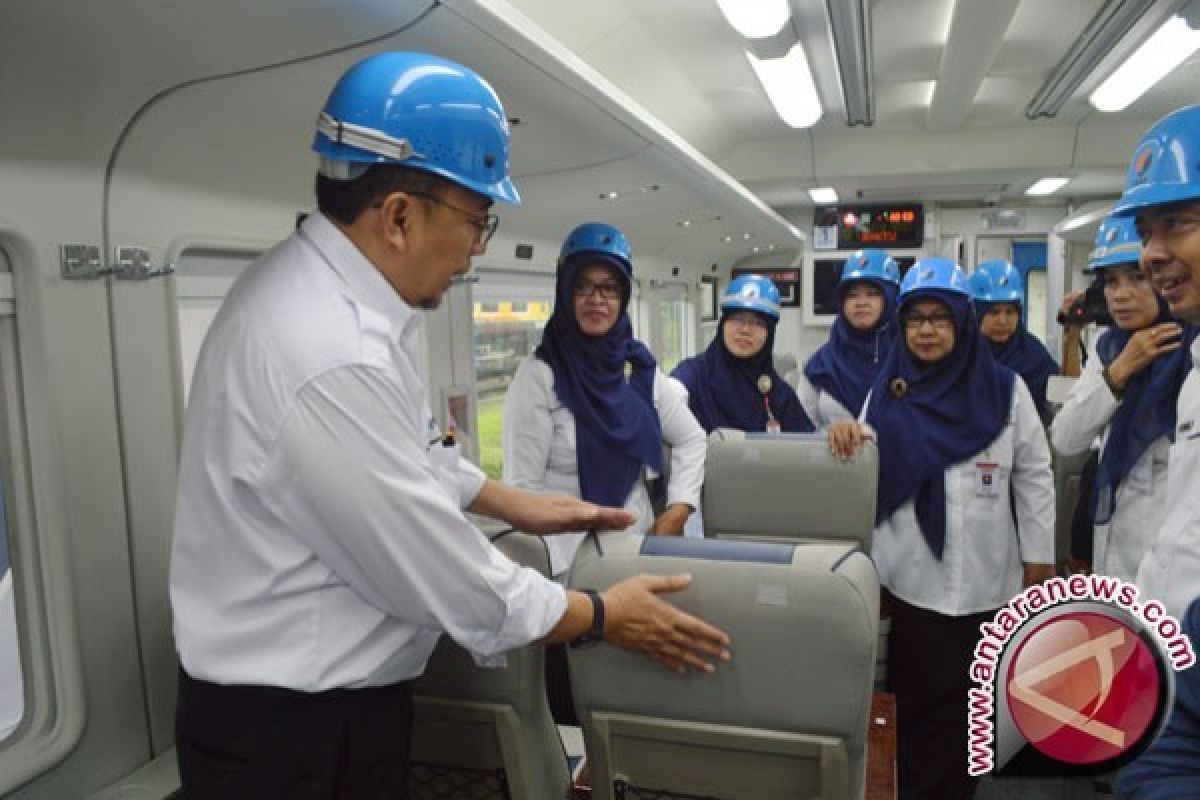 Menhub Cek Proyek Kereta Bandara Soetta di INKA