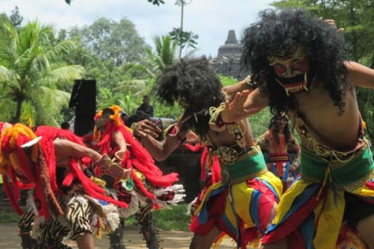 Grup "Panjibutan" Hibur Wisatawan Borobudur