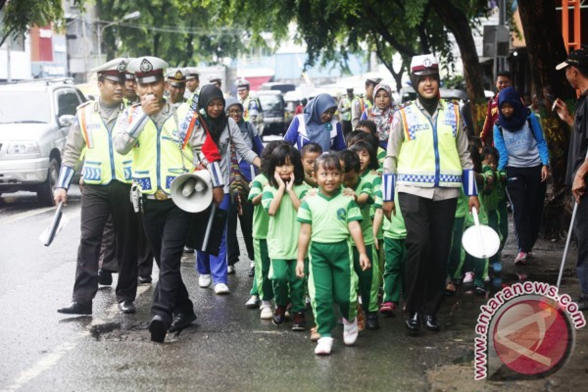 Polisi Kenalkan Anak  Tertib Lalu Lintas