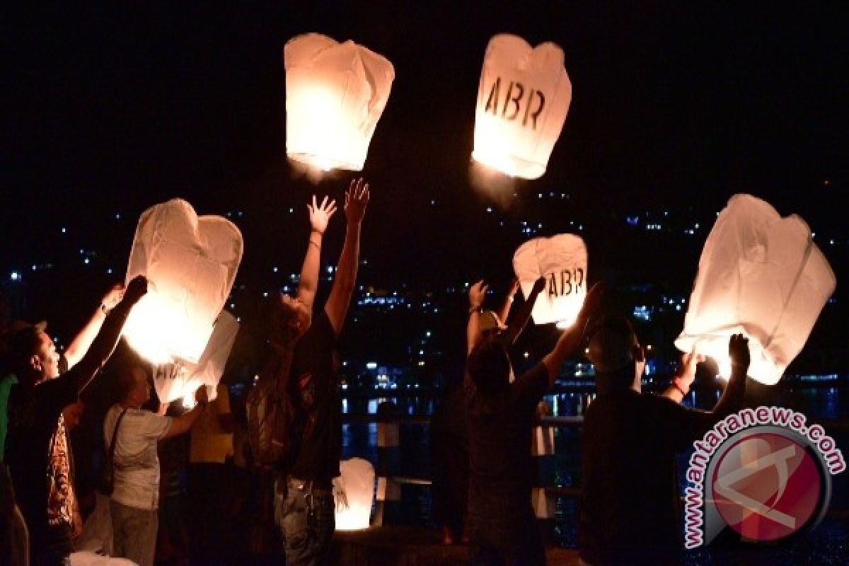 Politisi lepas ribuan lampion peringati HUT Jayapura