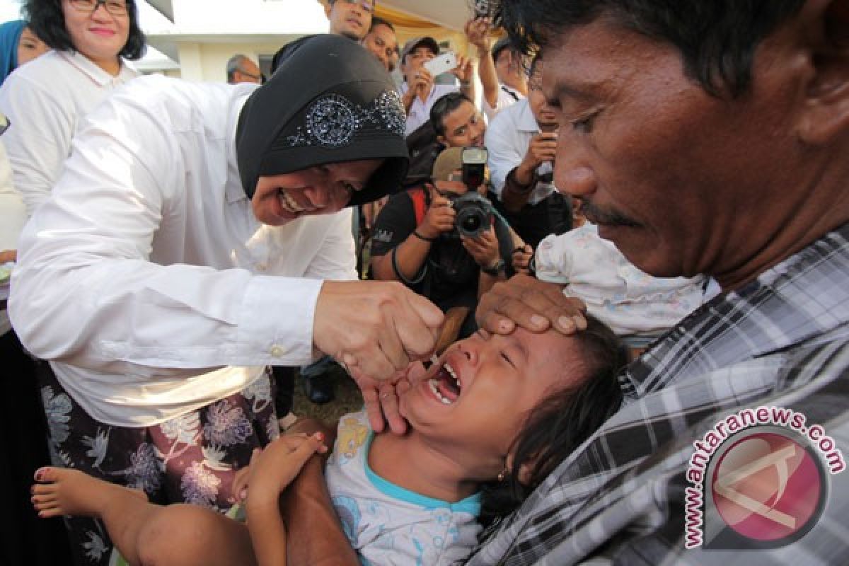 Wali Kota Surabaya tetesi vaksin polio tandai pencanangan PIN