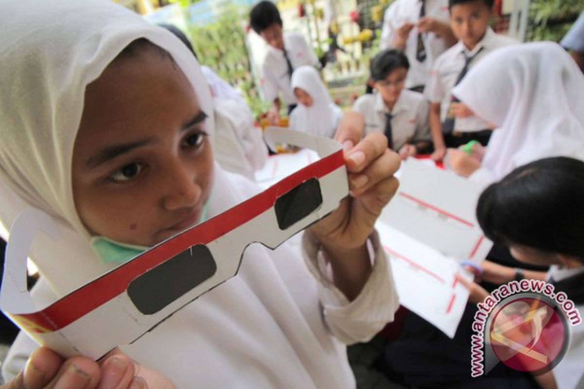 Membuat Kacamata Gerhana Matahari
