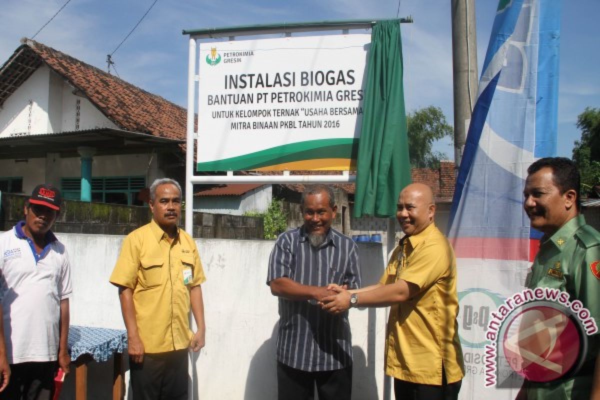 Petrokimia Gresik Bantu Instalasi Biogas Peternak Jombang