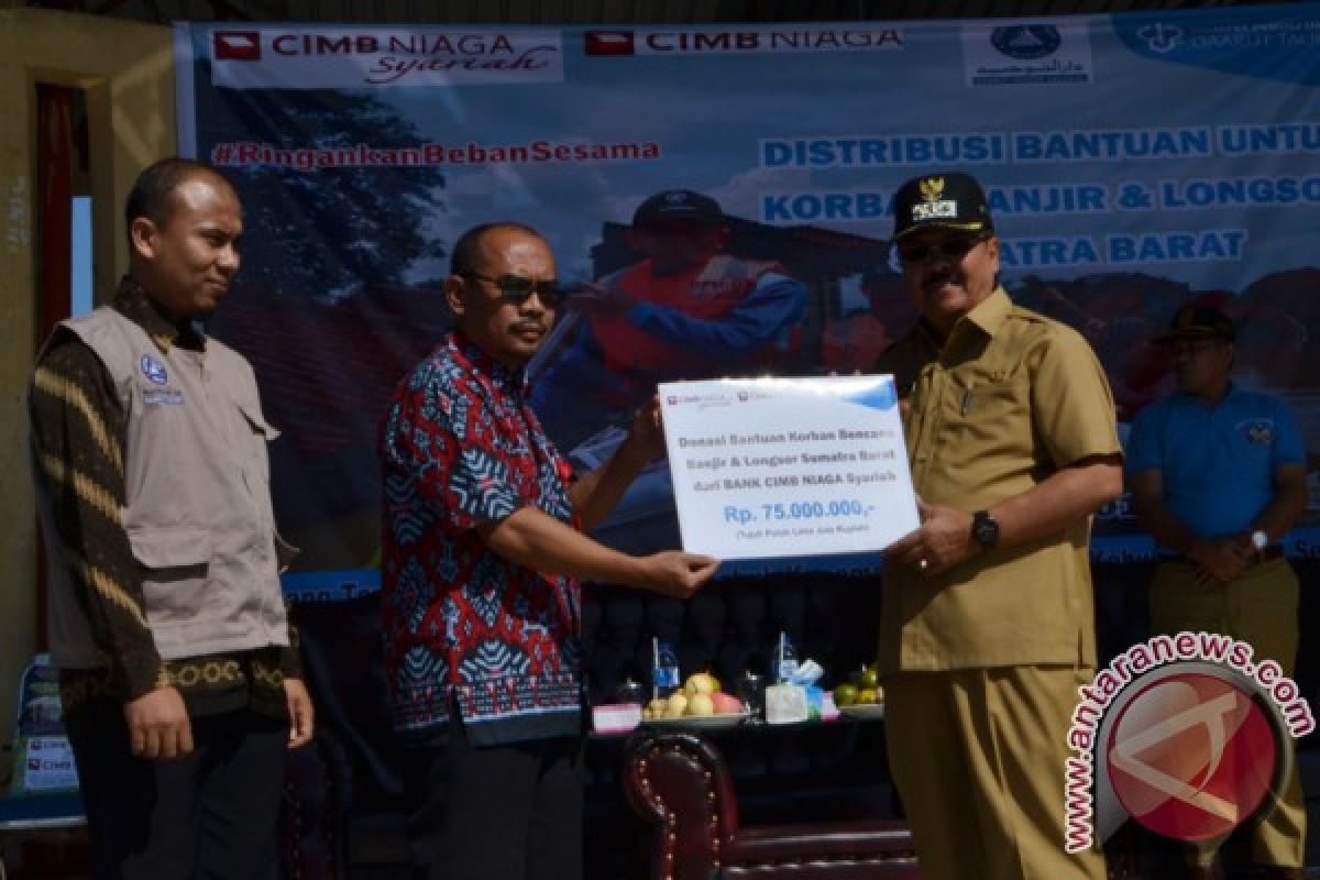 CIMB Niaga Syariah Bantu Korban Banjir Solok Selatan