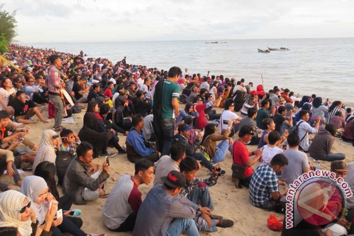 Warga Makassar antusias saksikan gerhana Matahari