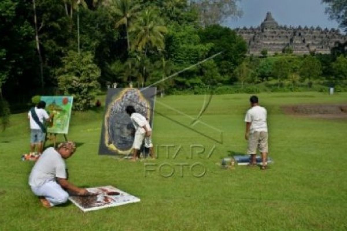 Lima Seniman Melukis Gerhana Matahari di Borobudur