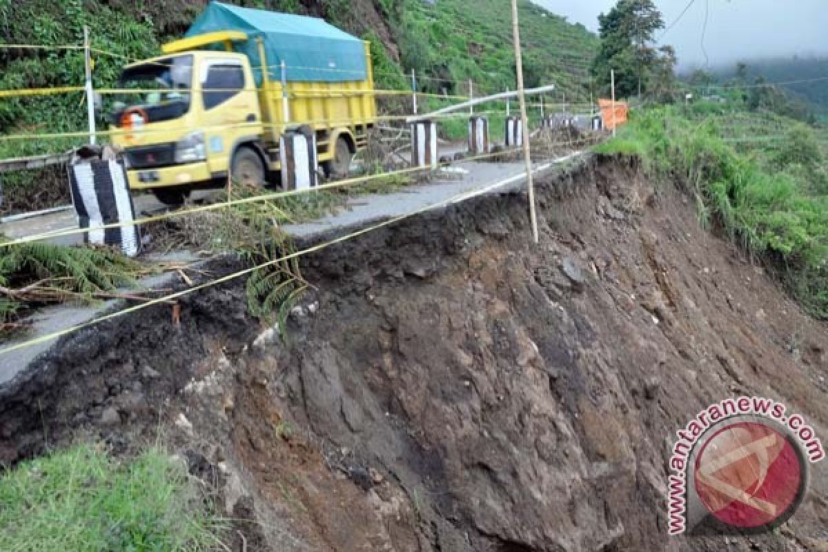Bahu Jalan di Atas Gardu Pandang Longsor