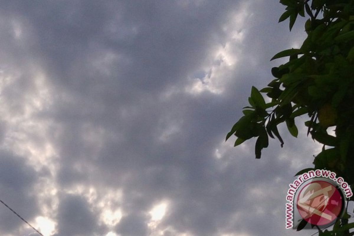 Pandangan warga Palembang saksikan GMT terhalang awan 