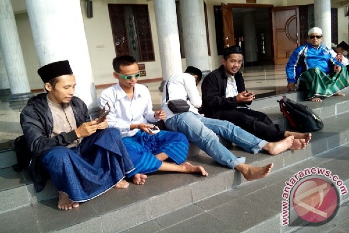 Warga Kediri Lihat Gerhana Matahari di Pelataran Masjid  Agung