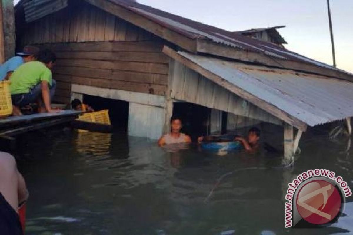 Rumah warga roboh tersapu ombak di Balikpapan