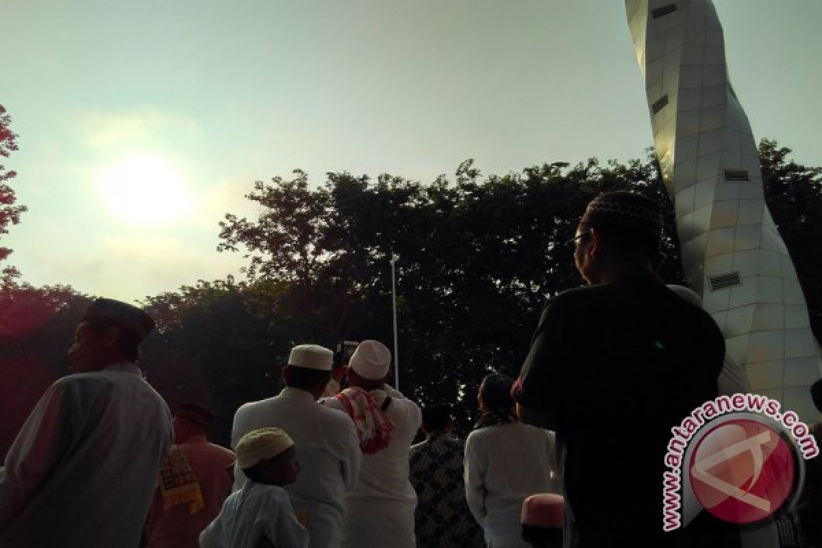 Ribuan Umat Islam Bojonegoro Ikuti Shalat Gerhana