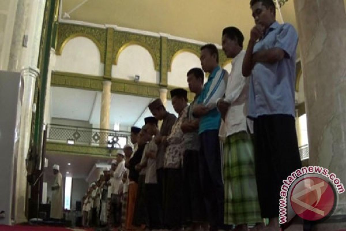 Ketua MUI Situbondo Pimpin Shalat Gerhana