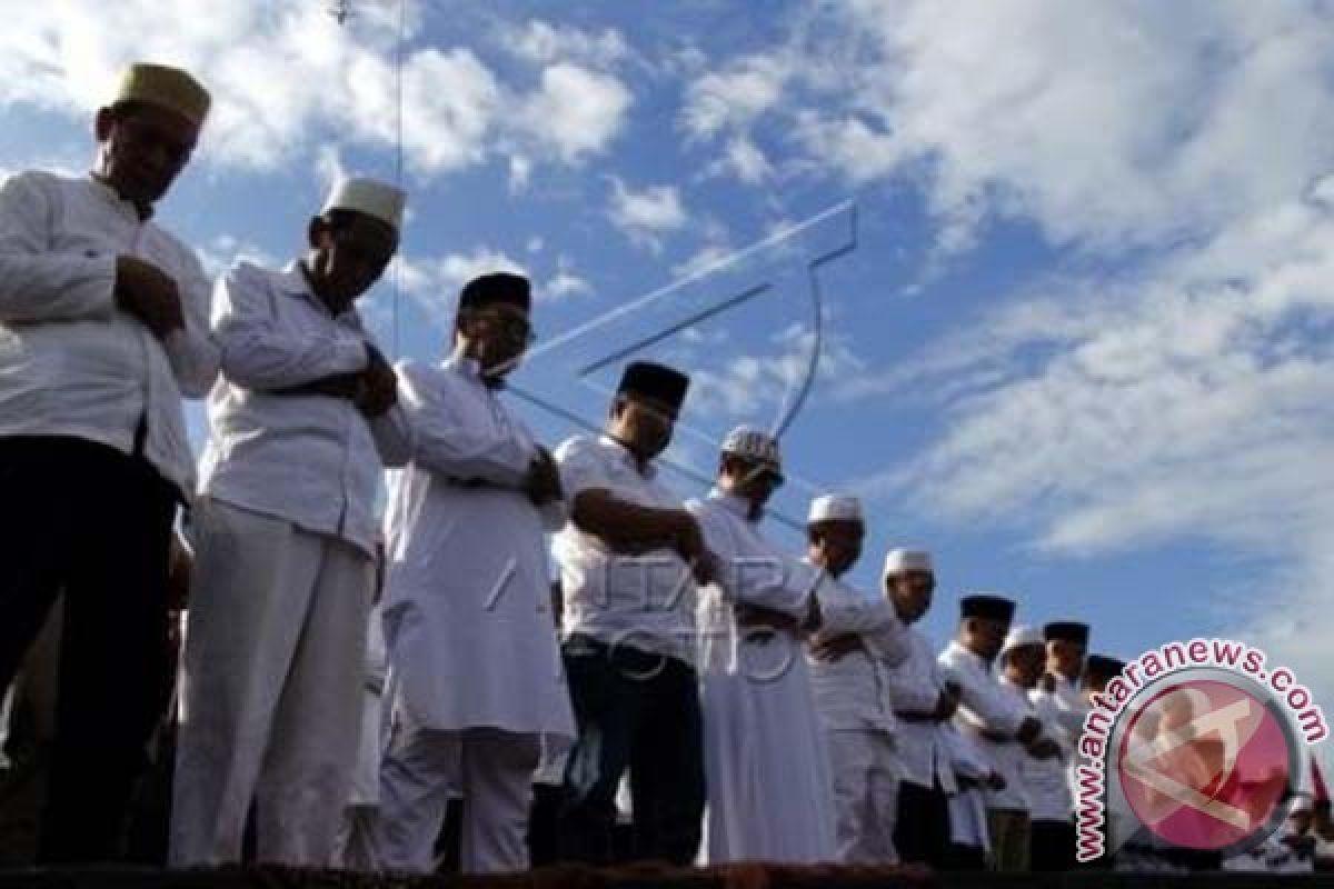 Ribuan warga shalat gerhana di Anjungan Pantai Losari 