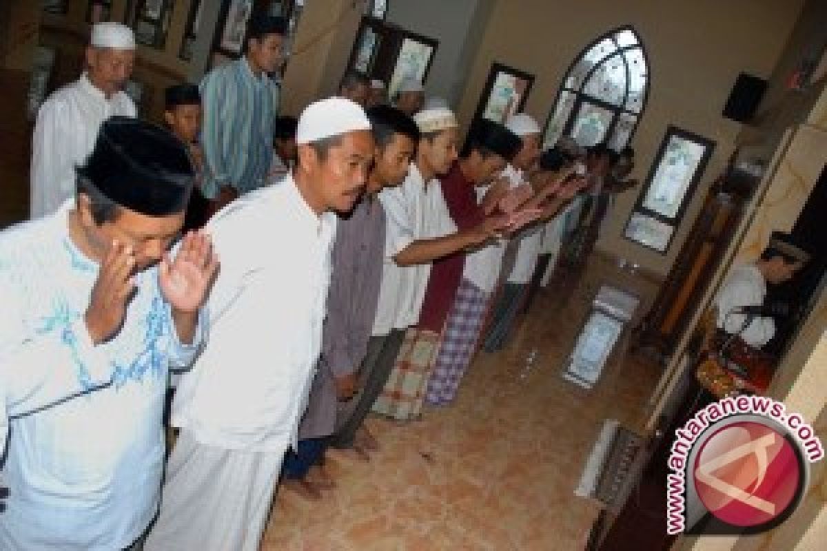 Warga Sawahlunto Penuhi Masjid Laksanakan Shalat Gerhana