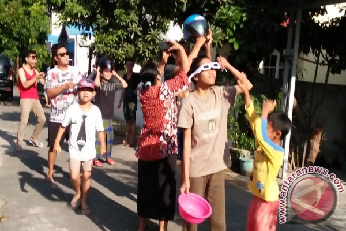 Seniman Melukis Gerhana Matahari di Candi Borobudur