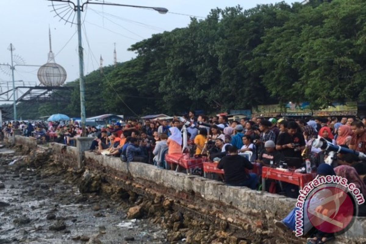 Ribuan Warga Surabaya Saksikan Gerhana Matahari di Kenjeran